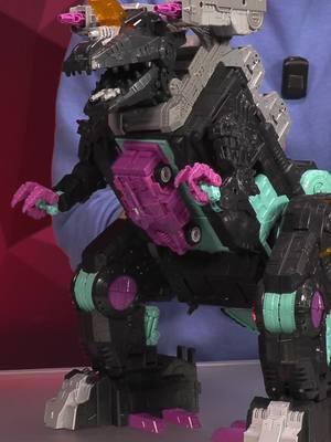 Check out the latest addition to #Transformers #AgeOfThePrimes: Generation Selects G1 #Trypticon! Featuring insane deco and detail inspired from the animated series, this massive Titan’s Return pack the 18-inch Trypticon and 5.5-inch Decepticon Full-Tilt! Available for pre-order now on #HasbroPulse! 