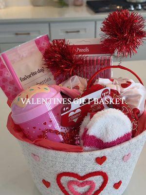 making a valentines day basket for my little valentine 🩷❣️🎀 #ValentinesDay #pink #aesthetic #giftbasket #pinkaesthetic #asmr #valentinesdaygift #galentines 