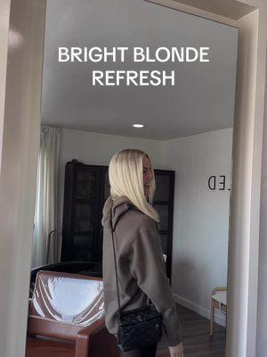 We love a BRIGHT BLONDE ❤️‍🔥 Formula: Redken SEQ Root 9NB 8N Gloss 10GI 10N Save for blonde inspo  #brightblonde #redkenshadeseq #hairreels #hairtransformation #arizonahair #arizonablondespecialist #scottsdalehairstylist #hairinspo #blondme #foilingtechnique #haircolorist #creamyblonde #blondetoner #haireducation #haireducator 