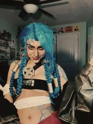 #jinx #jinxarcane #jinxcosplay #jinxarcanecosplay #arcane #arcanecosplay #arcaneleagueoflegends #coaplay #cosplayer #homemadecostume 