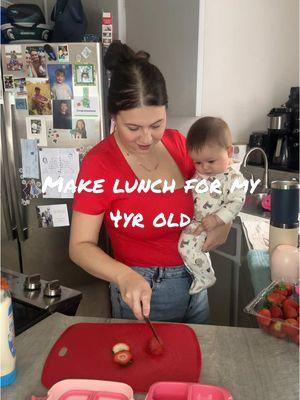 Mom’s can do anything ✨one handed✨#motherhood #fyp #momlife #sahm #Siblings #momof2kids #makelunchwithme #lunchbox #lunchforkids 