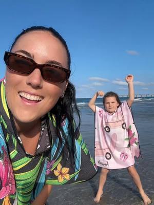 Mother daughter beach fun 🌞🌸💦🪸 #kawelatowels #kawela #beachtowels #ponchotowels #microfibertowels #waterproofbag #serviettemicrofibre 