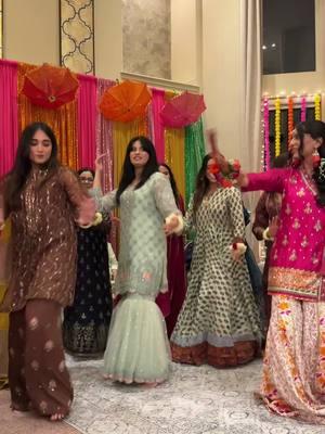 the cutest dance for the cutest bride @Mahnoor Khan #mayoun #mayoundance #dholki #dholkidance #mehndidance #mehndi #pakistani #pakistaniwedding #dulhandance #dulhan 