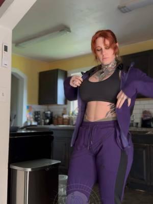 @superxapparel @superxforher tossed me this amazing and GORGEOUSLY purple Catwoman set and it is drool worthy. Even has a little cat emblem 😭❤️  #superx #superxapparel #superxforher #gymfits #gym #gymmotivation #grwm #autumnivy #catwoman #dcu #dcuniverse #dc #selinakyle #fitness #gymwear 