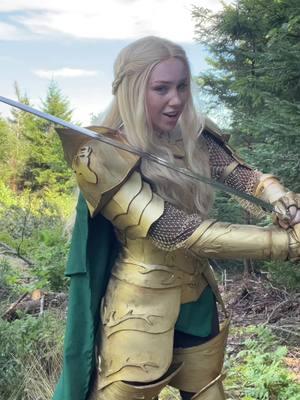 Thegirlbornofflames on insta (throwback to the first armor shoot😭 not be ready to cry about losing you guys) #aelingalathynius #aelinashryvergalathynius #aelincosplay #aelinashryverwhitethorngalathynius #throneofglass #throneofglassseries #aelingalathyniuscosplay #kingdomofash 