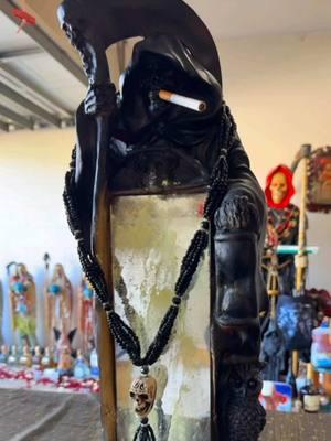 Santa Muerte, guardiana de los que buscan tu amparo, en este momento de necesidad, te imploro que me concedas la vida y la fortaleza para enfrentar los desafíos que se presentan en mi camino. Cuida de mí y de mis seres queridos, llévanos bajo tu manto y protégennos de todo mal. Te agradezco por tu presencia y tu guía en cada paso que doy. Amén." #_hijodelasantamuerte_ #enlasantamuertewetrust📝 #cultosantamuerte #santisima #santísima #santisímamuerte #SantismaMuerte #lanuevaera #lanuevareligion #santamuertealtar #santamuerteinternacional #santamuertemundial #SantaMuerte #fyp 