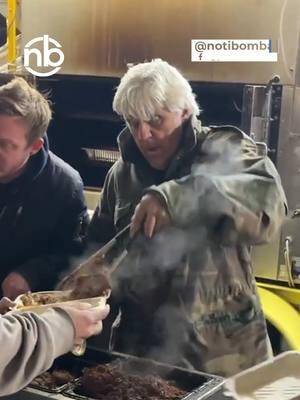 Jay Leno, el comediante y actor estadounidense, es visto sirviendo comida a los bomberos y trabajadores de primera línea que laboran incansablemente combatiendo con los incendios de Los Ángeles. #notibomba #jayleno #losangeles #bomberos