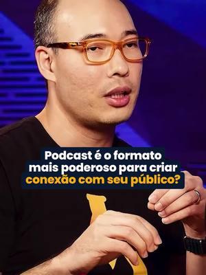 Podcast é a mídia ideal para criar ressonância? 🧠 Ressonância é quando o público não só presta atenção, mas também retém a mensagem, interage com ela e, mais importante, a leva adiante. Isso cria uma conexão profunda, envia sinais sociais postivios para o algoritmo e reforça a sua autoridade em determinado assunto. 👉 Nas mídias sociais, muitos formatos, como reels e stories, são efêmeros. Eles passam rápido, são consumidos em alta velocidade, e só geram ressonância quando realmente capturam a atenção e oferecem algo valioso o suficiente para ser compartilhado ou comentado. Por isso, a lógica aqui é construir conteúdos que atraiam nos primeiros segundos e mantenham o público até o fim. 🎙 Agora, pense no podcast: uma mídia que demanda atenção ativa. Quem escuta um podcast está buscando profundidade, indo além da superficialidade. Isso significa que o podcast já nasce com um potencial maior para criar ressonância. Ele permite que você se aprofunde em um tema, construa uma conexão mais genuína com a audiência e, consequentemente, aumente a percepção da sua autoridade. 🌟 Se você quer que seu conteúdo realmente marque seu público, considere a ressonância como objetivo. Seja em um vídeo curto ou em um episódio de podcast, o impacto duradouro é o que vai diferenciar você. Faz sentido? 🎬 Recorte do @conexao.duo #marketingdigital #dicasdeinstagram #midiassociais #influenciadoresdigitais #conteudodigital #redessociais #marketingestrategico #marketingdeconteudo #socialmediabrasil #conteudodevalor #gestaoderedessociais