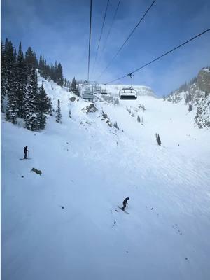 Scenic chairlifts >>>> #jhmr #jacksonholemountainresort #jacksonhole #jacksonholewyoming #jacksonwyoming #skiseason #skitown #wintervibes #mountaintownlife #mountainliving #mountaintown #mountaingirl 