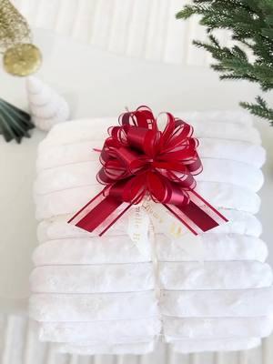 Is it even fall without a cozy Amélie Home blanket? 🍁❄️ Made with high-quality faux rabbit fur, this blanket is a must-have for cold-weather comfort and effortless home decor. Add a touch of luxury to your space or grab it as the perfect holiday gift! 🎄✨ Shop now via the link in my bio and enjoy exclusive savings! #AmélieHome #fauxfurblanket #homedecor #blackfriday #christmas #amazonprime #giftchoice 🌲❄️ @ameliehomeofficial 