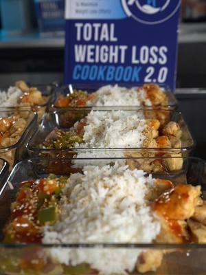 Sweet chili chicken✅ Enjoy the recipe!⬇️ Protein: ▪️3 chicken breasts  Veggies: ▪️1 red onion ▪️2 bell pepper  ▪️2 jalapeño peppers  ▪️1 cup rice  ▪️low calorie sweet chili sauce about 2 tablespoons each  ▪️sesame seeds  ▪️This recipe makes 6 meal preps and 1 serving is 1 container  ▪️450 cals ▪️45g protein For over 250 macro friendly recipes, tip sheets for success, budget friendly grocery lists, and all of my simple expert tips - check out the Total Weight Loss Cookbook for everything you need to maximize your health and weight loss goals💪 #NutritiousMeal #HealthyRecipes #HowToLoseWeight #SimpleRecipe #Dummies #TotalWeightLoss #HealthyFood #NewYearsResolution #nutrition #health #weightloss #mealprep #simplerecipe #diet #food #EasyRecipe #fatloss #lowcalorie #lowcal #health #muscledummies #life #reelsofinstagram#reels #life #health  #instareels #reelsofinstagram 