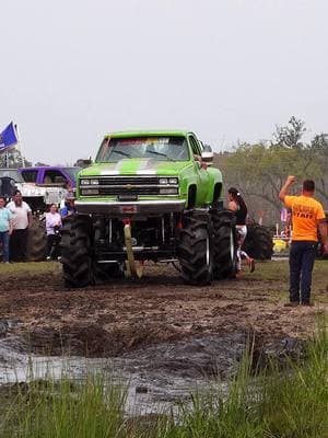 Chevy Square Body Bounty Hole #mud #mudding #megatruck #mudbog #horsepower #Squarebody#bountyhole#classictrucks