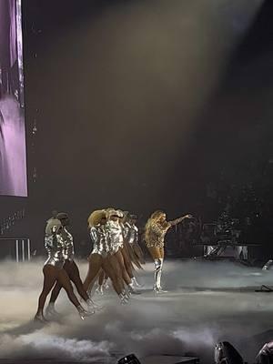 pov: you got upgraded to the stage risers 8 minutes before showtime for $0.00 @Beyoncé #renaissance #rwt #lasvegas 