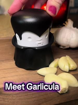 Garlic Crusher #kitchenhack #cookinghack #kitcheninspo #kitchenaccessories #kitchenneeds #cookgift #chefgift #kitchengadgets #kitchengadget #kitchenfinds #kitchenfanatic #garliccrusher #mincedgarlic #tiktokshopfinds 