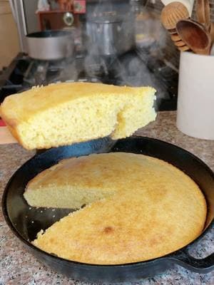 Cornbread receta fácil y deliciosa  1 taza de harina de maíz  1 taza de harina de trigo  1/2 taza de azúcar  1 cucharada de polvo de hornear  A cucharita de sal 1 taza de leche evaporada  1/3 taza de aceite  1 huevo Mantequilla con sal para el sartén y para colocarle encima una vez horneado  #yummy #tasty #Foodie #deli #cornbread #pandulce #panque #baking #fyp #foryou #foryoupage 