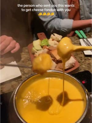 CHEEEEEESE ME PLEASE! #cheese #cheesefondue #meltingpot 