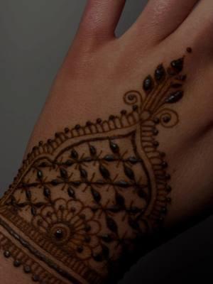 Follow me on ig: @halas.henna #henna #fyp #xyzbca #hennatiktok #hennaart #mehndi #tattoo #hennaartist #fypシ #hennatattoo #mehndidesign #hennatok #hennavideos #talent #art #pretty #india #desi 