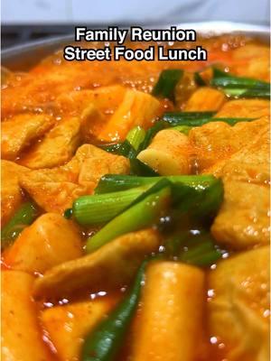 This was a quick lunch we put together while my youngest sister’s family was visiting. Some of us were sick so we just made a simple fish cake soup with udon noodles and made some instant tteokbokki. #koreanstreetfood #koreanfood #familyreunion #tteokbokki #mukbang #kdrama