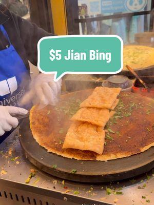 There’s always alone but it moves fast. This spot is known for making the most authentic Jian Bing which is a popular Chinese street food that’s similar to a crepe. 📍Eight Jane Food, 37-12 Main St, Flushing, NY 💵 You get a large portion for only $5 but make sure to bring cash 🍳 Meant to be eaten as a breakfast food but you can have it anytime of the day or night.  #jianbing #chinesefood #thingstodoinnyc #traveleengurl #nycfood #nycinfluencer #nycfoodgurl #flushingqueens #eightjane #flushingfood #flushingeats #queens #queenseats #nyccheapeats #cheapeats #streetfood 