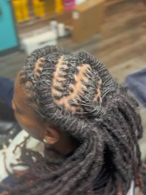 #locstyleinspo loc styles make your retwist last longer 🥰 #houstonlocs #loccolor#BlackTikTok #colorist   #blackhairttiktok #houstonstylist ##salonsuitesavailable 