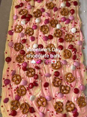 Valentine’s Day chocolate bark for the easiest Valentine gift 🎀 #chocolatebark #ValentinesDay #vday #valentinesdaygift #vdaygift #valentines #valentinesdessert #valentinestreats #sweetrecipe #sweets #EasyRecipe #asmrfood #easybaking #diyvalentine #diygift #dessertrecipe #easydessert #creatorsearchinsights  