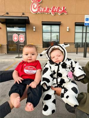 Si nos hubiésemos puesto de acuerdo capaz y no hubiese pasado🫣🤣🤰🏻 @Nicole Wirick disfrazarlos así, fue la sensación en Halloween @Chick-fil-A   #eatmorchikin #eatmorechicken #vidademama#mama#maternidad#mom#trend#viral#niñosdetiktok#risa#humor#comedia#comedy#mamade4#momof4#mamalatina#momlife#momtok#utah#utahblogger#usablogger#bloggerlatina#latinosenutah#mamalatina#hijos#vidaconhijos#parentlife#textingwho#textingwhofamily#textingwhobarbaris