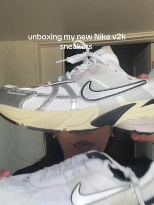 A little sneaker unboxing@Nike #nike #nikev2k #v2k #sneakers #unboxing #nikerunning #runningshoes 