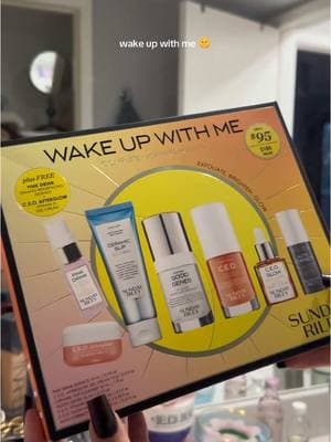 I love buying small sized products to try out in sets before splurging on a big bottle of something and not liking it!!! 😗💞 pro tip ur welcome 🙂‍↔️ #sundayriley #wakeupwithme #skincareroutine 