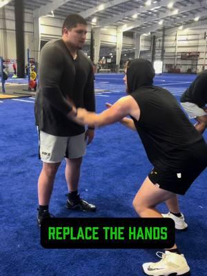 Working our hand replacement speed! Easy drill with no equipment required! #offensiveline #lineman #linemandrills #football #footballdrills #linemantraining #offensivelinetraining #ohio #lab 