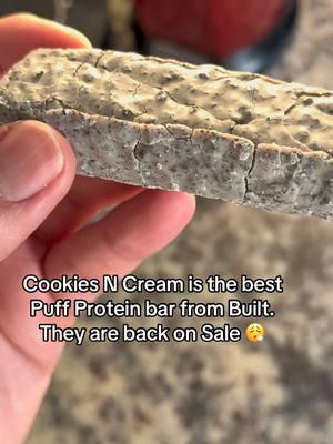 Tastes just like cookies n cream  marshmallow. With 17g of protein it’s incredible. #builtbar #cookiesncream #highprotein #proteinsnack #GymTok #snack #protein #tiktokmademebuyit 