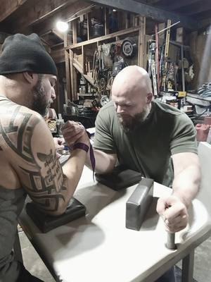 Sunday funday Armwrestling with the crew #skiatook #oklahoma #armwrestlingpractice #armwrestling #armwrestler 