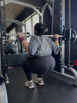 Getting back to routine after holiday festivities is hard 😫 but we got this. 🤝🏻 #lockin #legday #workoutroutine #stairmaster #weighttraining #buffbunny #nfgu 