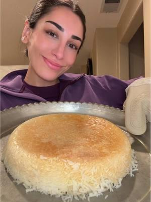 The only cake I’ll ever make is a Tahdig cake 🤣 you guys asked how we cook up the marinated Persian style chicken & this is how! We just bake it in the oven & then have it with rice that I usually make in the rice cooker #tahdig #crispyrice #joojehkebab #persianfood #persian #persiantiktok #chicken #rice #saffron #jujehkebab 