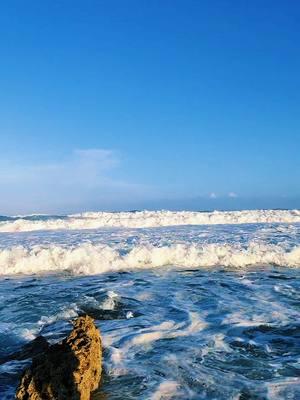 Beautiful waves #beautifulscenery #atthebeach #beachday #beachvibes #goviral #trendingsound #trendings #afrobeats 