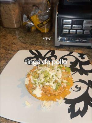 the way to a man’s heart is through his stomach 💓 #tingadepollo #chickentinga #tostadasdepollo #tinga #recetas #tostadas #cocinar #recipes #foodies #comida #cookingforhim #mycrush 