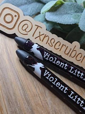 #txnscrubcreations #fourthwing #ironflame #onyxstorm #BookTok #dragondesign #dragons #violentlittlething #etsy #etsyseller #etsyshop #shopsmall #glitterpens #glitterpensoftiktok #inkjoy 