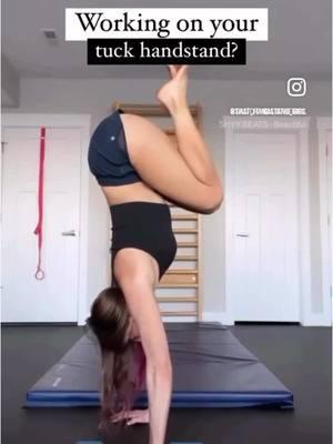 Tuck handstands are no joke! 🤸‍♀️ This shape puts extra pressure into your fingers, so you’ve gotta push HARD through your fingertips and shrug HIGH through your shoulders while squeezing tight in that tuck. 💪🏼🔥 Try these drills to level up your tuck game and let me know how it goes! 👇 #slccalisthenics #slcadultgymnastics #handbalancer #handstandcoach #handstands #handstandshapes #handstandprogram