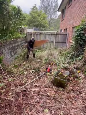 How to deal with overgrown weeds in the courtyards of sparsely populated houses in Australia#Decompressionvideo #decompressionvideo #men'sspeedbump #extremelycomfortable 