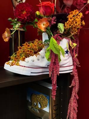 no shade to the roses though, we love her! 🥀🌹🙈 #floral #floraldesign #DIY #converse #nycflorist ##ValentinesDay##fashion