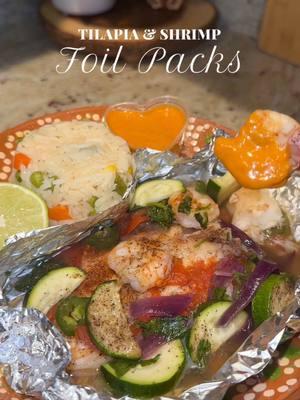 Tilapia & Shrimp foil packs 🐟🦐😋 Ingredients: •Tilapia  •Shrimp •Tomatoes •Red onion •Serrano or jalapeño peppers •Zucchini  •Cilantro •Butter •Salt •Black pepper •Garlic powder •Paprika Bake at 350F/180C for 30 minutes Serve with buttery white rice, lime and chipotle sauce 😋 #pescado #camarones #pescadoempapelado #camaronesempapelados #shrimpfoilpacks #fishfoilpacks #tilapiafoilpacks #tilapiaempapelada #mariscos #saludable #comidaligera #comidamexicana #mexicanfoodrecipes #DinnerIdeas #ideasdecomida #mexicanmom #mexicankitchen #senoralife #senoraera #artesaniasmexicanas 