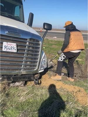 #mrgeorge #youcantparkthere #accident #semitruckaccident #crashing #cutiños #cutiñostruckingllc #bakersfield #avenal #california #ch #highwaypatrol #allday #valiomadre #camioneros #mujercamionera #nofuiyo😂 