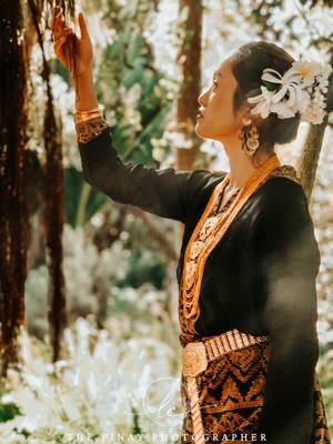 🇵🇭📸✨️ BTS of a Filipino cultural heritage photoshoot, honoring my clients Tagalog ancestors through a pre-colonial fashion look. #filipinoculture #fyp #fypシ #precolonialphilippines #filipinoiktok #filipino #photographer 