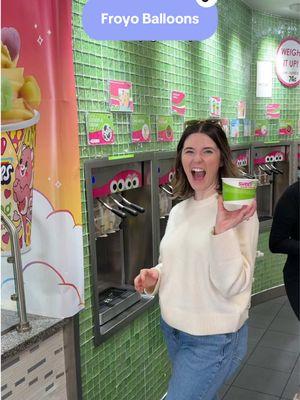 Come with me for an ombre @Bashify balloon install at @sweetFrog 🤭💖 #betterwithbashify #ballooninstall #ombreballoons #balloonartist #balloon 