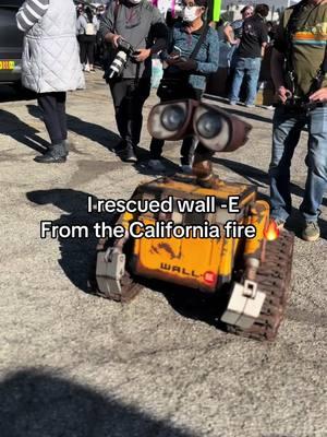 Wall-E lives ! #fypシ゚viral #viral #fyp #laglizzyhotdogs #LAglizzynews #firevictims #rescue #walle #rescue #driods 