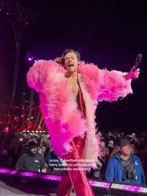 Replying to @abby & eugenia! if tiktok is going down, might as well share another one of the best videos on my phone 😘😘😘 #harrychella #harrystyles #lizzo #hshq #harryshouse #harrystylesvids #harrystylesedit #harrystylestiktok #hslot #tiktikban #thankyoutiktok 