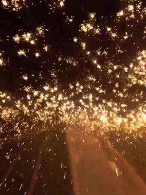 Such a breathtaking performance! Artists are throwing molton iron into the night sky to create spectacular fireworks. Credit to uniquehenan on Douyin #amazingChinesepeople #VibrantChina #FlourishingChina #chineseintangibleculturalheritage #chinafolkculture #ironflowers #China #Henan