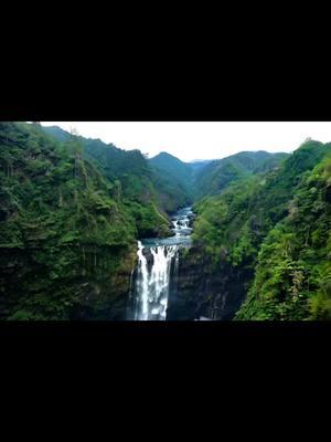 Cabaña al borde de un precipicio en una sima con una cascada natural en plena selva. Vivísimas ahí? #parati #viral #fyp #cascada #sima #naturalezahermosa 