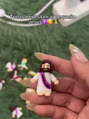 ¡El llavero con la figura de Jesús en miniatura es un recordatorio muy poderoso! ✝️💖 ¡Grabado con palabras como amor, esperanza y oración, me llena de positividad todos los días! 🙏✨ ¡Es como llevar una ráfaga de luz conmigo! 😊🌟 #god #jesuslovesyou #christiantiktok #fidgettoys #anxietyrelief #loveugift #fypシ゚viral #LittleJesusStatues #sharejesus #jesus #minijesus #encouragingothers #jesuslovesyou #jesusdecoration #faith #homedecor #specialgift 