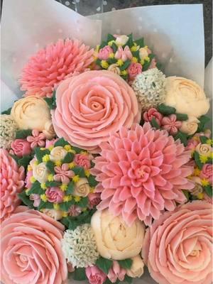 On Wednesdays, we wear pink💕… and indulge in the prettiest pink treats! 🌸 Look at this gorgeous pink cupcake flower bouquet—nothing like a touch of spring to brighten up these cold winter days. Who else is dreaming of warmer weather? 🌷  #sameensboucakes #cupcakes #buttercreamflowers #edibleart #foodart #buttercream #homebaker #sweettreats #bouquetofcupcakes #SmallBusiness #PinkWednesdays #meangirls #sofetch #pinkcupcakes 