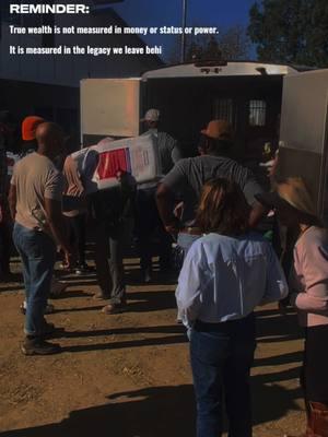 The way our community has come together to help those affected by the fires across Southern California has been nothing short of inspiring. Seeing people step up to support both residents and animals during such a tough time reminds me why we’re called the Golden State. Yesterday, I had the privilege of meeting and working alongside some incredible volunteers at the Los Angeles Equestrian Center. They’ve been doing an amazing job, but they’re still in need of help — especially from those with equine experience. Weekday and night shifts are the biggest priority right now. It’s going to be a long road to recovery, and ongoing support will be crucial in the weeks to come. But if there’s one thing I know about LA, it’s that we show up for each other when it matters most. Keep your heads up, LA. We got this 💪🏾  #blackcowboy #ranchlife #billpickettrodeo #cowboyshit #wildfires #pacificpalisades #losangeles 